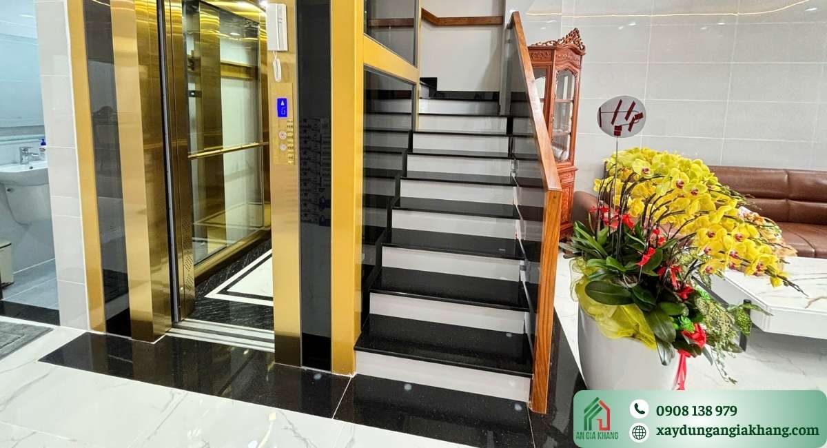 Cây xanh được bố trí trong góc phòng khách